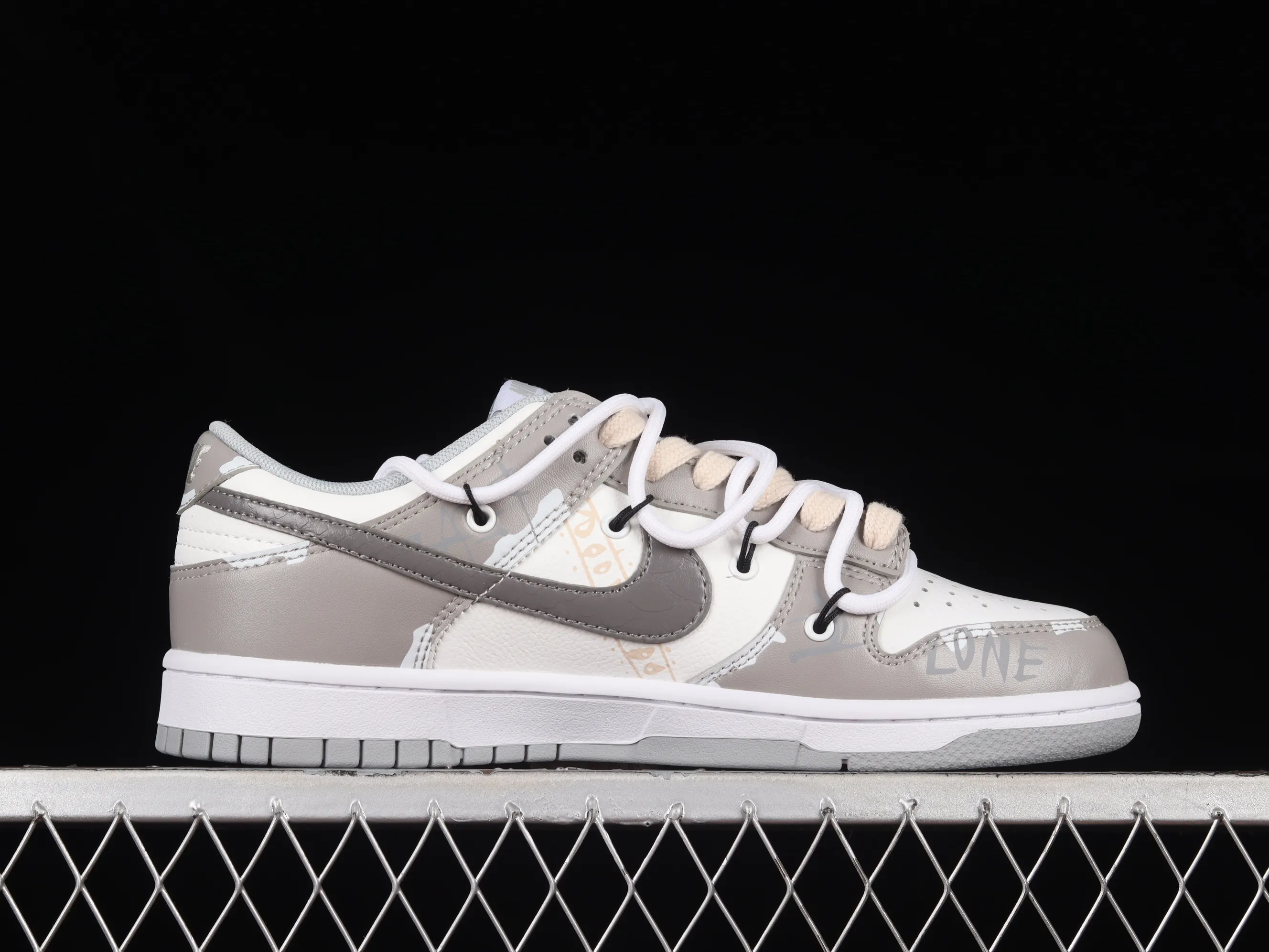 All categories Nk SB Dunk series Nk SB Dunk Low low-top sneakers Nk Dunk Low ESS customized version Panda Prank hip-hop theme low-top casual sneakers DJ6188-003